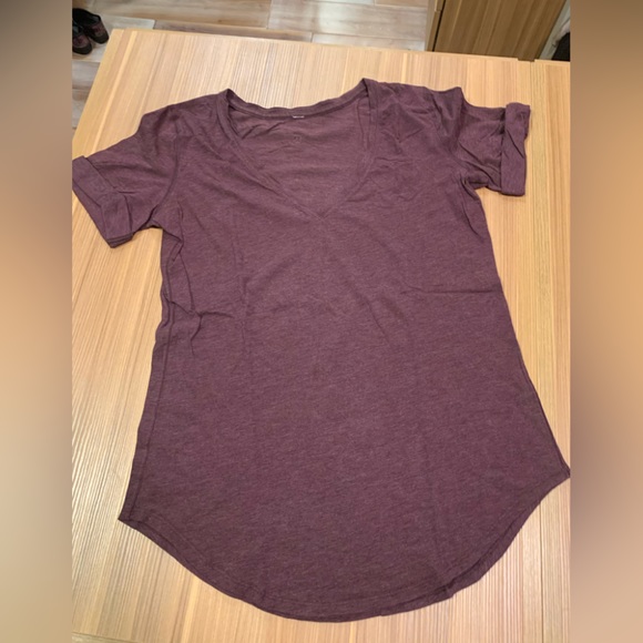 Lululemon love tee v neck 6 EUC - Picture 2 of 6
